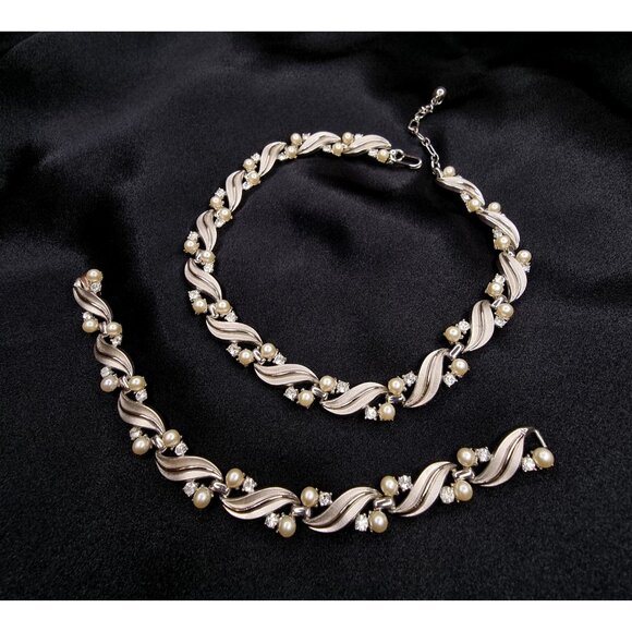 Rare Find Vintage 1950s TRIFARI Signed Necklace & Bracelet Set With Pearls & Rhi - Picture 1 of 6